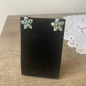 Flower stud earrings